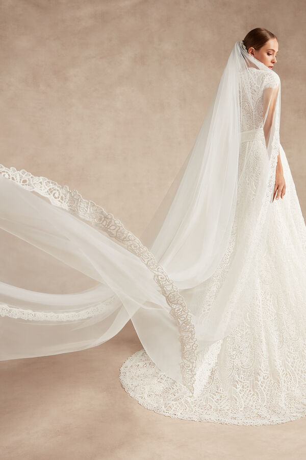 Tulle veil with a macramé lace edge