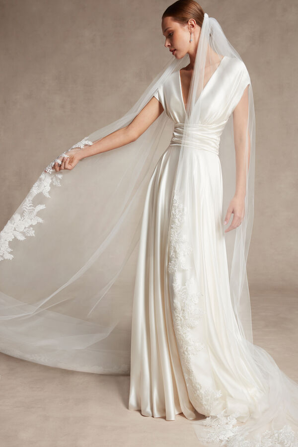 Tulle veil with floral lace edging