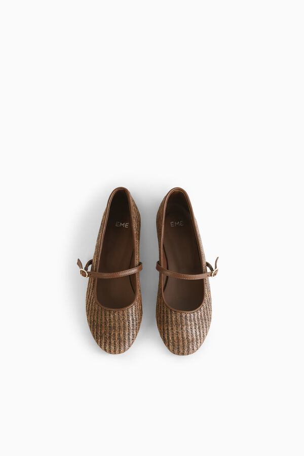 Sapatilhas tran&ccedil;adas