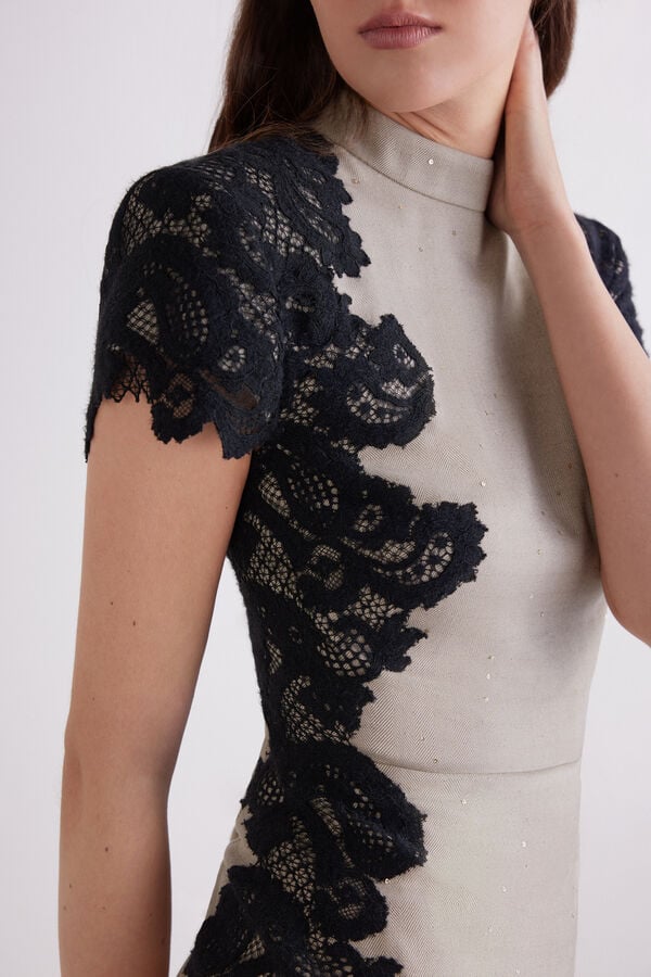 Vestido curto com aplica&ccedil;&otilde;es de renda