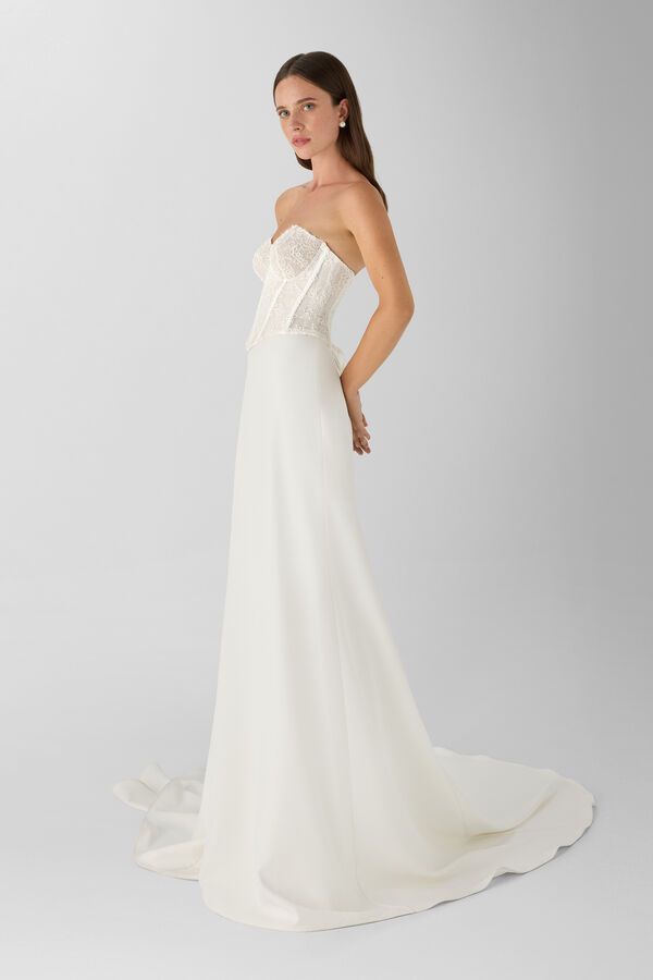 Corpi&ntilde;o de encaje rebrod&eacute;