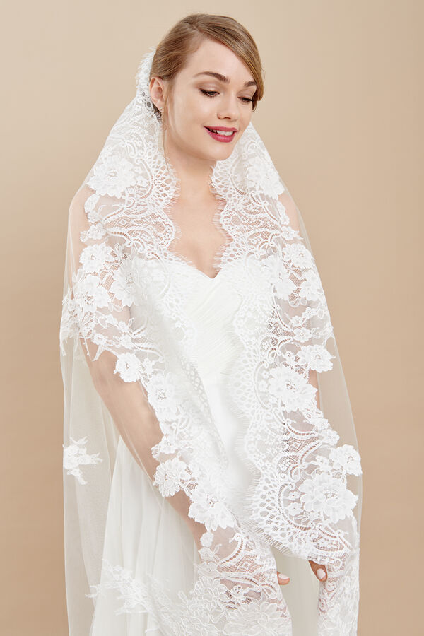 Oval cut tulle veil with a rebrodè lace edge and lace motifs