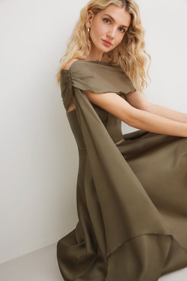 One-shoulder neckline