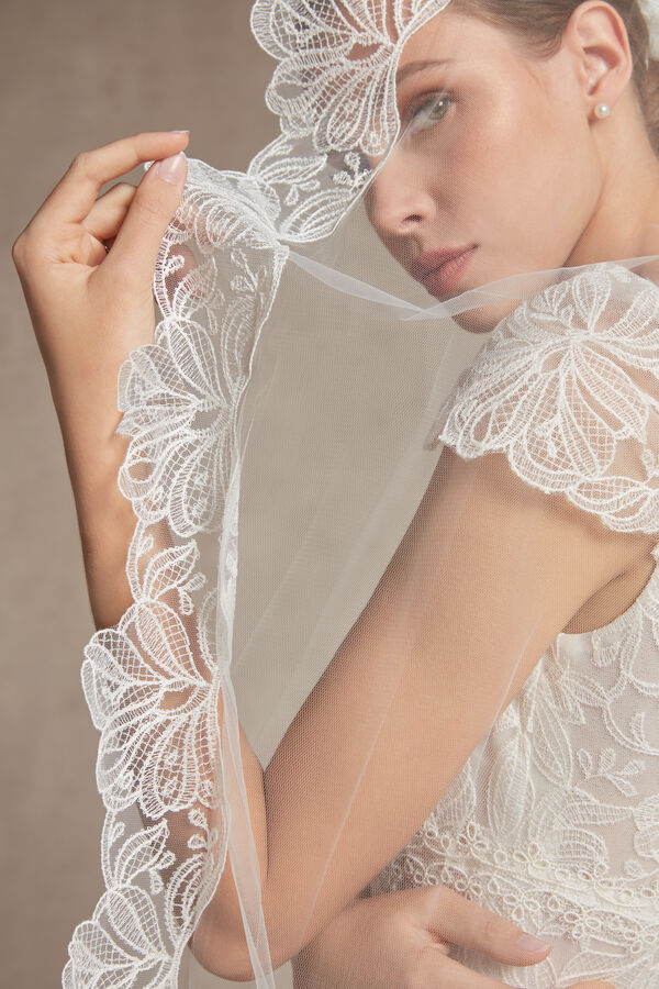 Tulle veil with an embroidered tulle edge