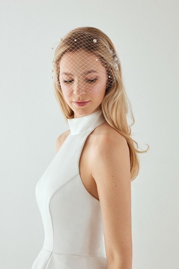 Upstand with pearls