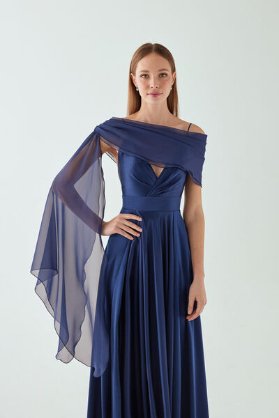 One-shoulder neckline