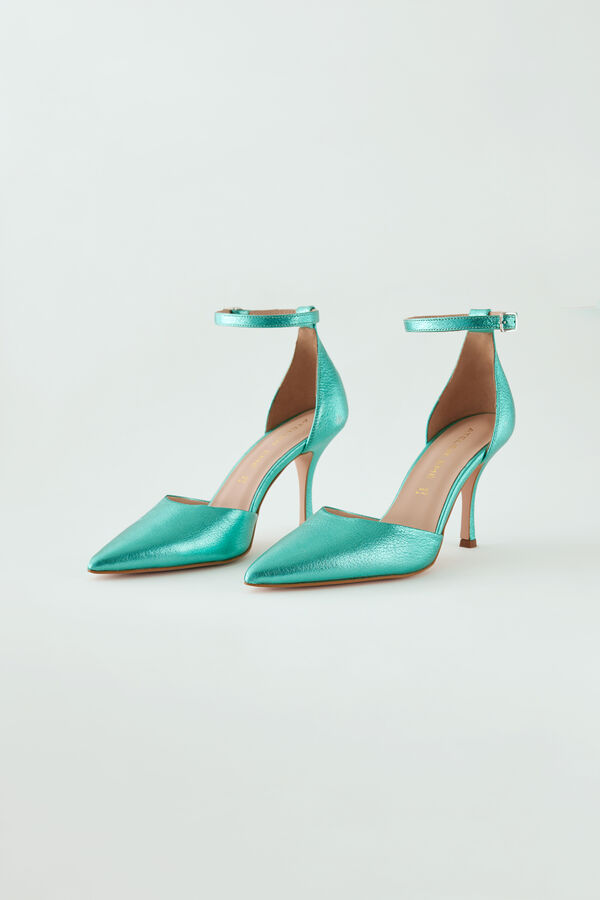 Laminated leather pumps