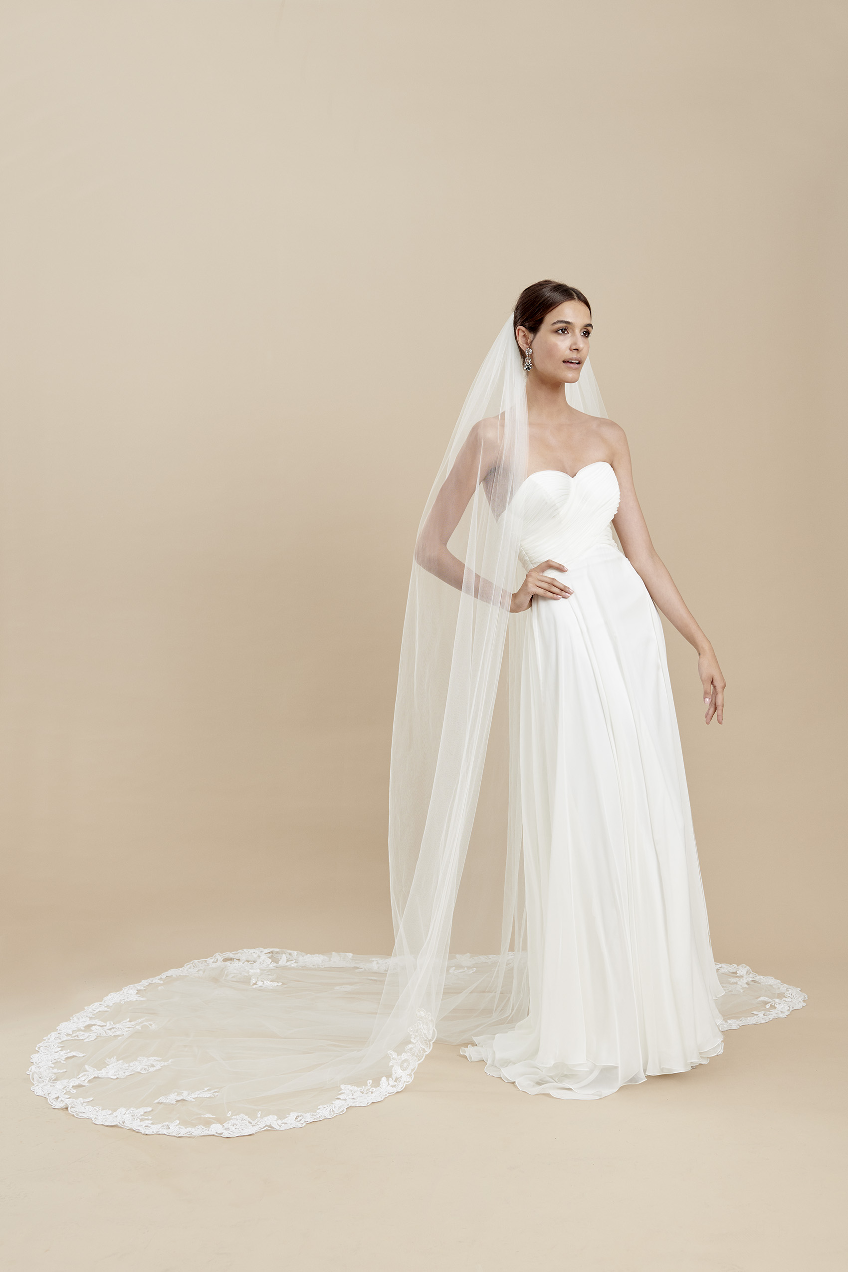 Tulle veil with an embroidered lace edge | Atelier Emé