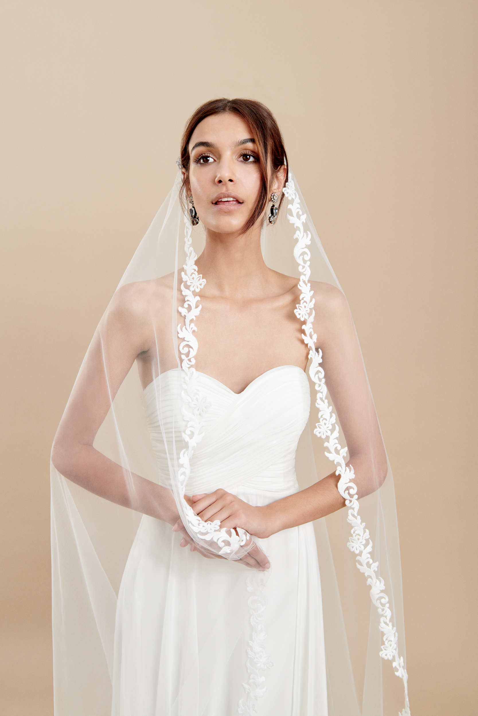 Oval cut tulle veil with macramé effect embroidery | Atelier Emé