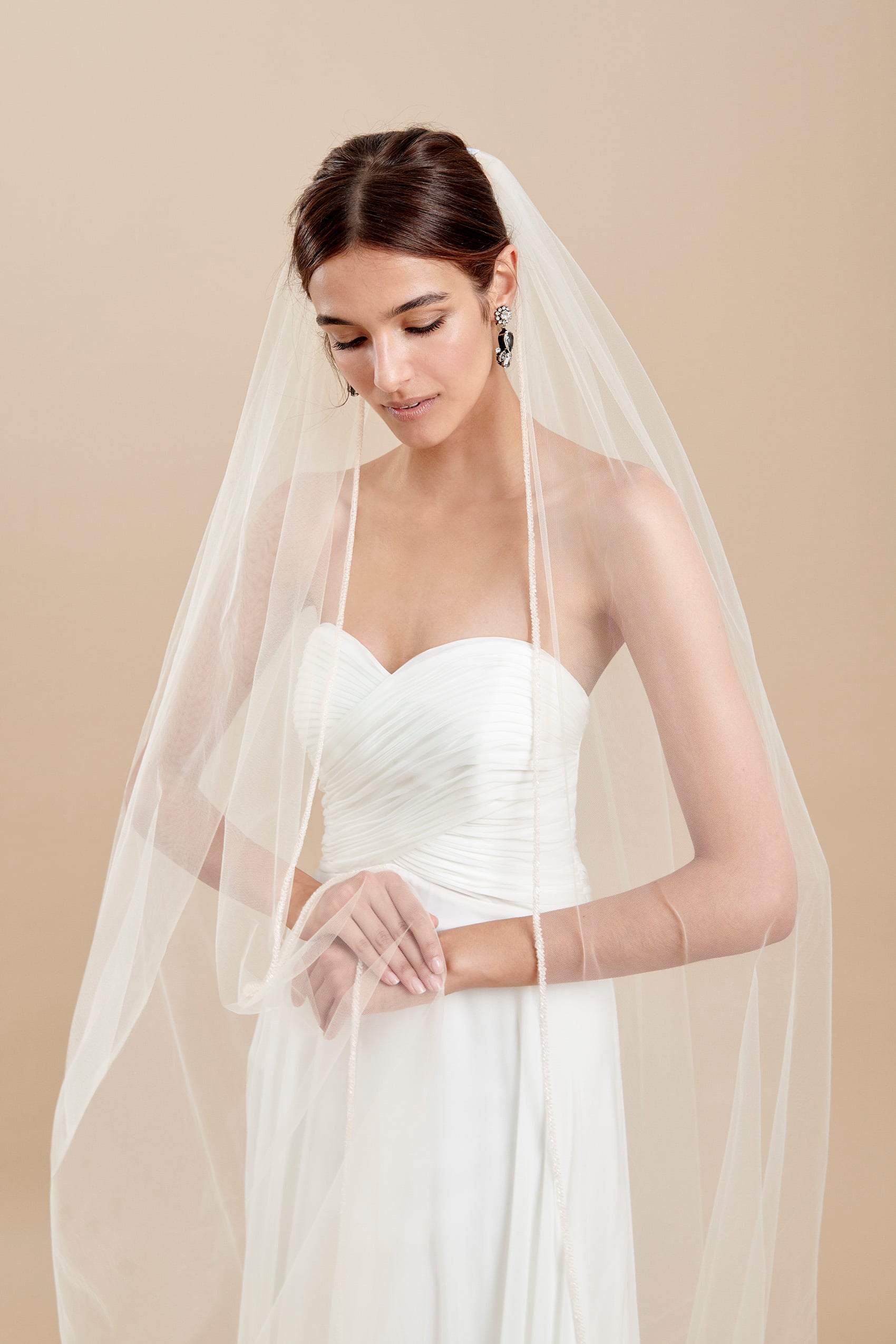 Velo in tulle con sottile e luminoso ricamo di cristalli | Atelier Emé