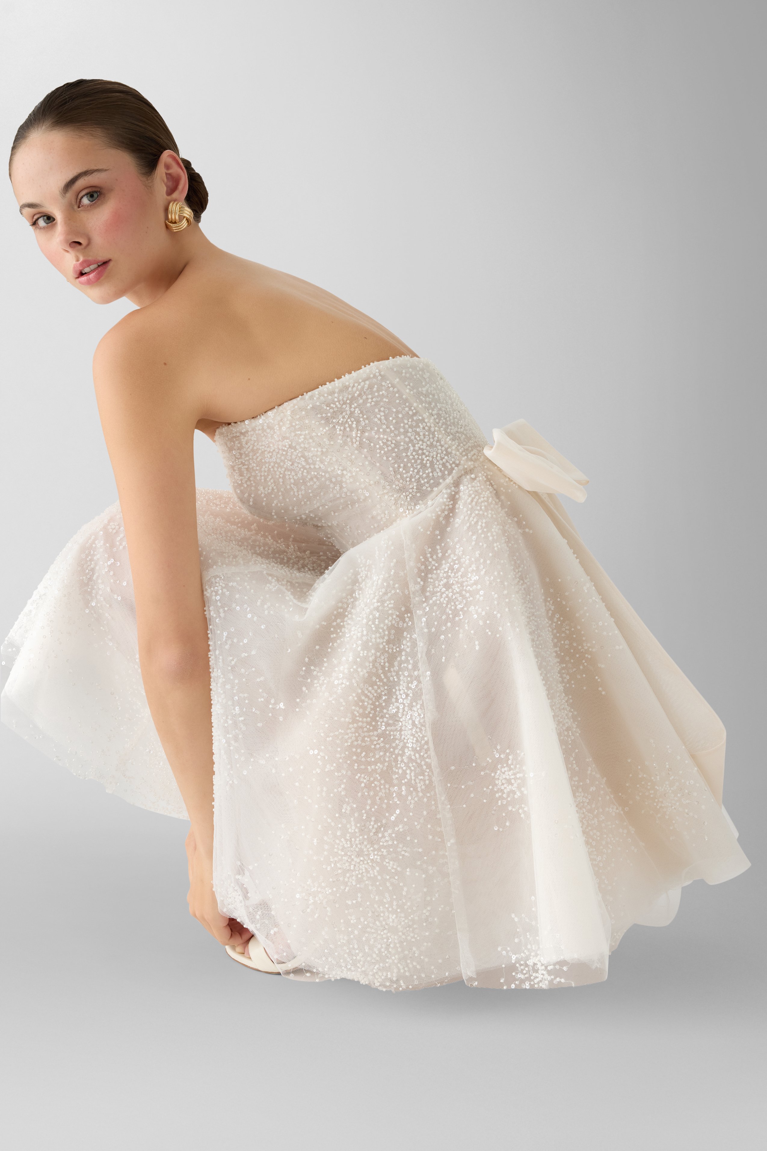 Abito corto avorio, scollo a cuore, spalle scoperte, senza maniche, in tulle e paillettes, paillettes, ricami, trasparenze, di Atelier Emé, foto 1 di 4